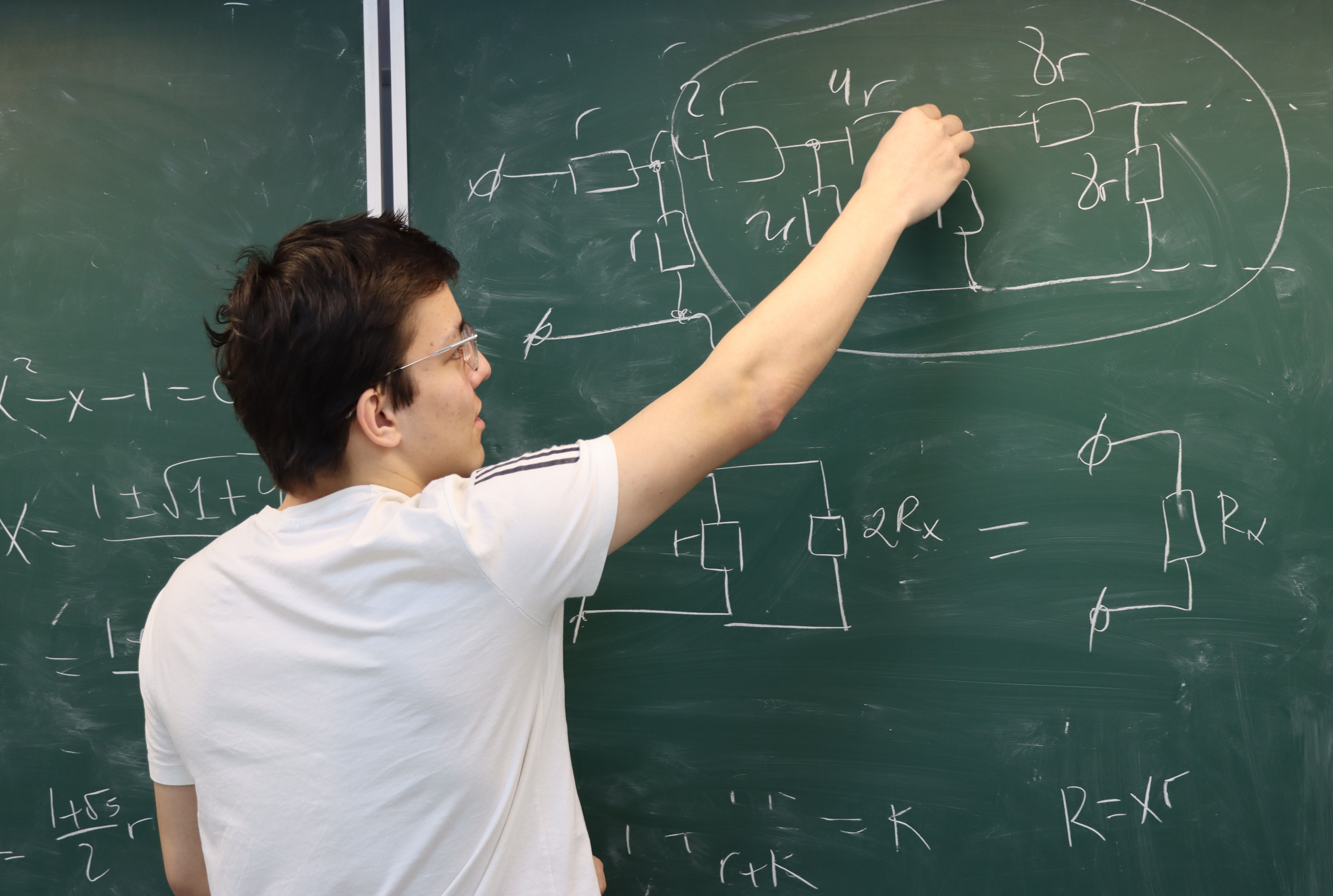 Очная образовательная программа «Весенняя олимпиадная школа «Физика»